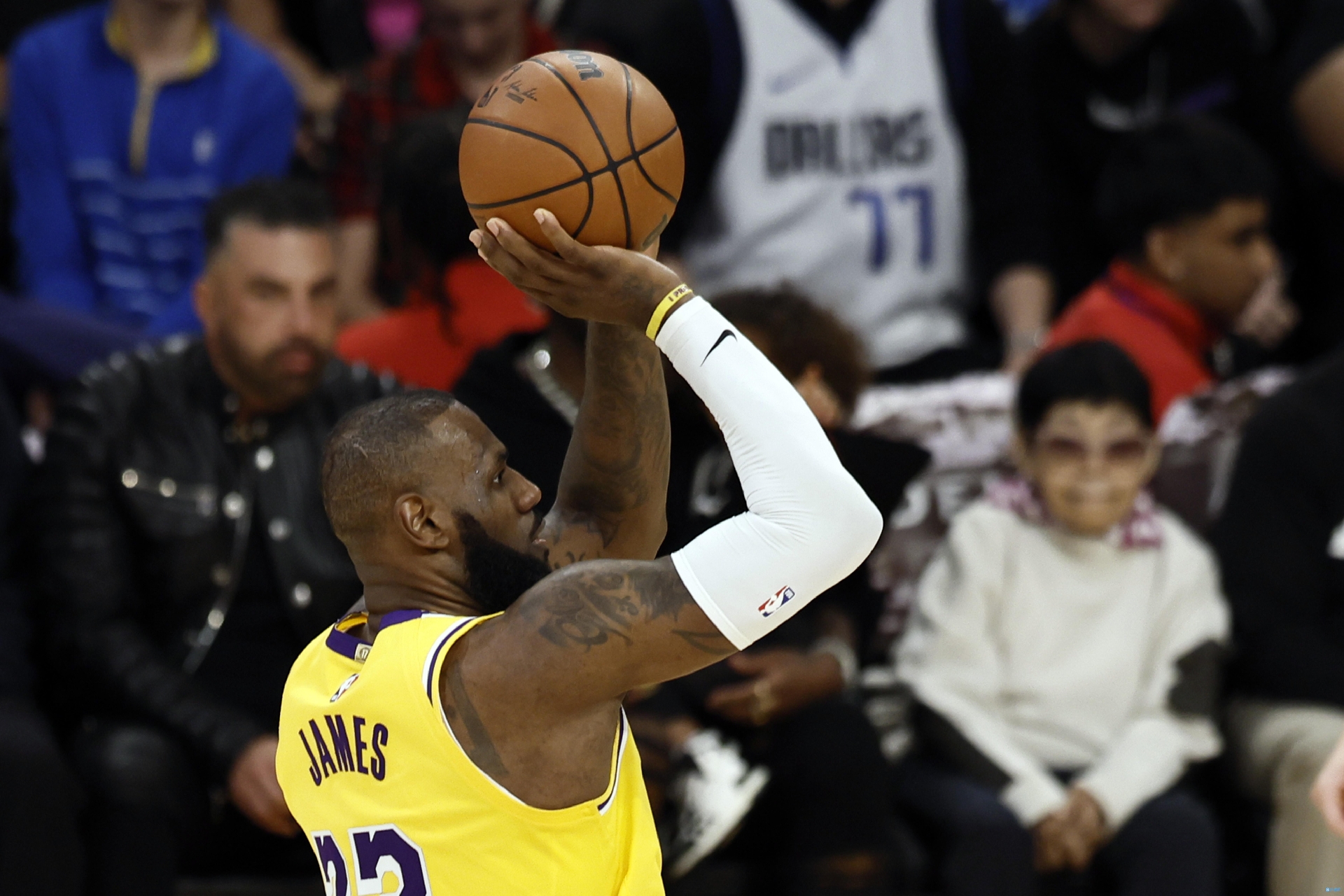 詹姆斯焦点对战,Ming与50激战德国队分钟,晋级下一阶段胜负难料!全场沸腾不已 詹姆斯焦点对战,Ming与50激战德国队分钟,晋级下一阶段胜负难料!全场沸腾不已