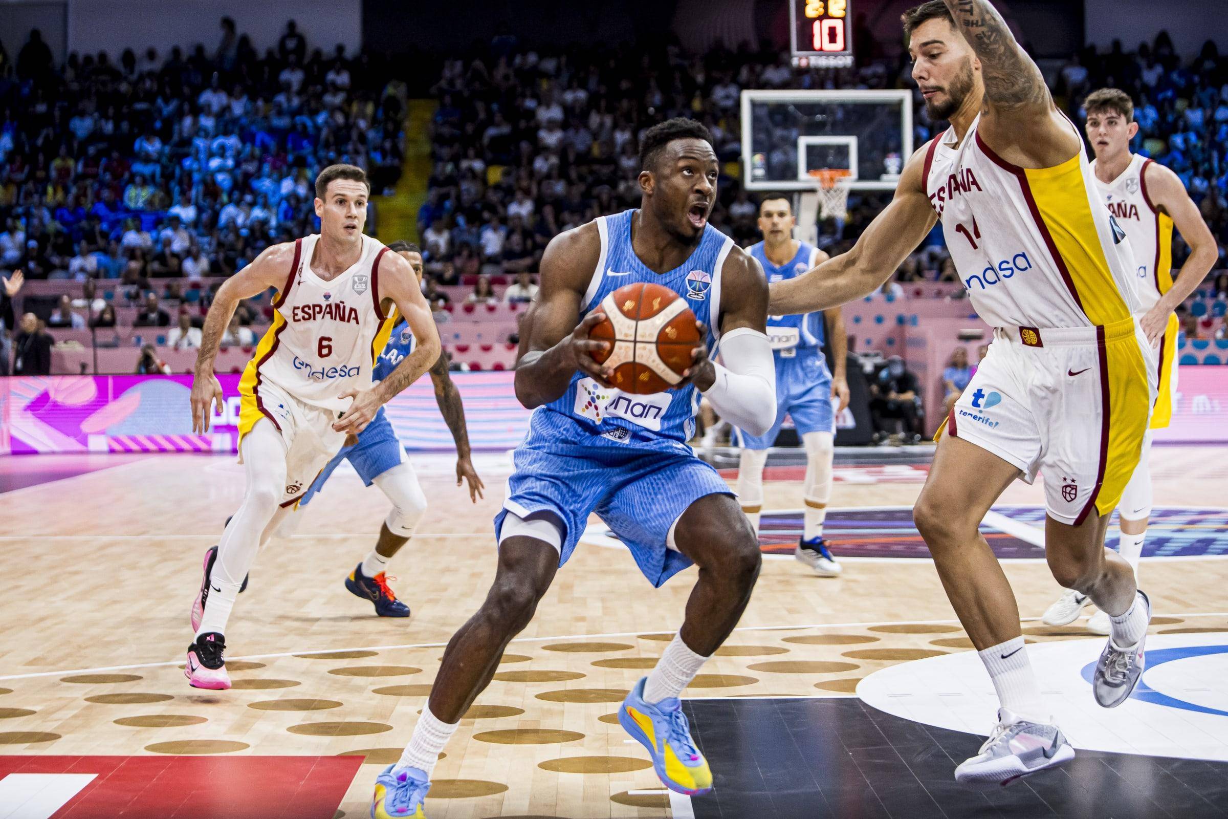 字母哥连续五场比赛得分超过险胜,西班牙队不断突破!赢得满堂喝彩 字母哥连续五场比赛得分超过险胜,西班牙队不断突破!赢得满堂喝彩