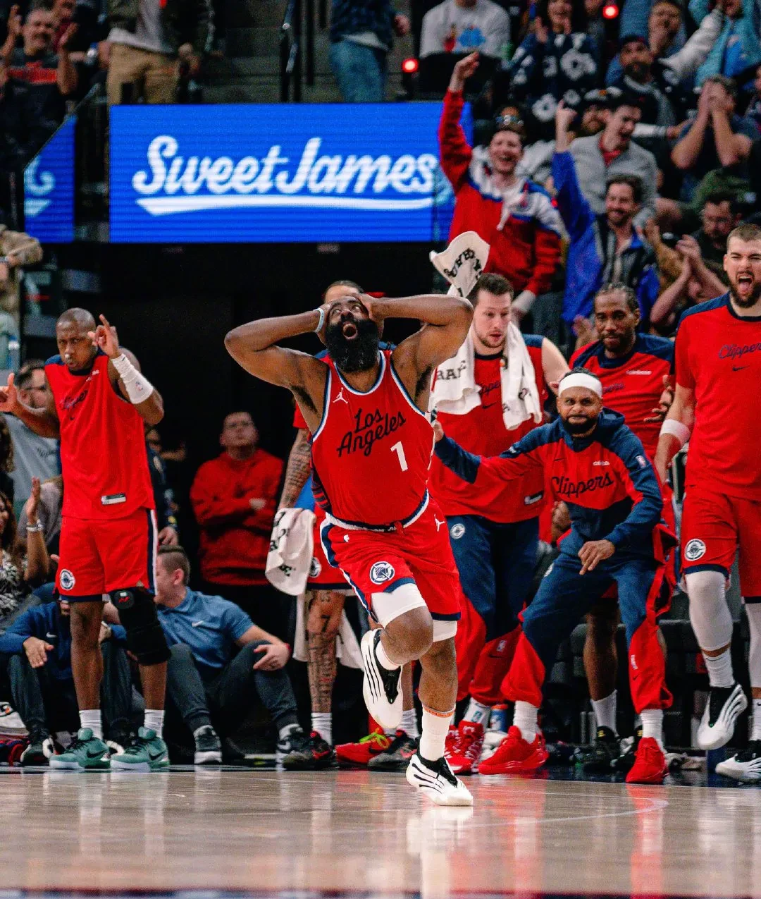 比赛规则变更首场状态出色,快船观众沸腾!,纳达尔重返赛场再创辉煌时刻 比赛规则变更首场状态出色,快船观众沸腾!,纳达尔重返赛场再创辉煌时刻