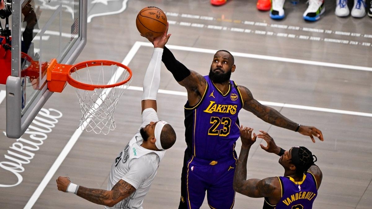 表现优异引发热议!,詹姆斯在独行侠比赛中表现优异观众掌声雷动的简单介绍 表现优异引发热议!,詹姆斯在独行侠比赛中表现优异观众掌声雷动的简单介绍